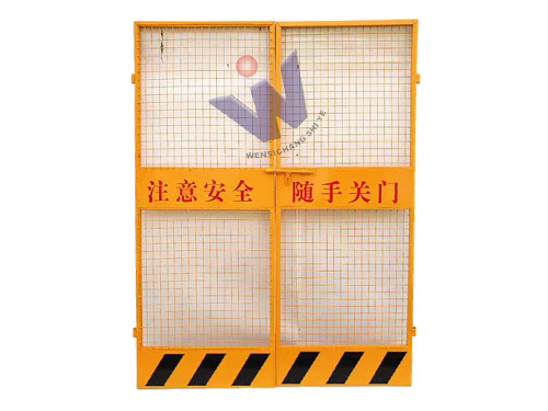 馬王堆建設張家界項目整車電梯井門裝車發貨